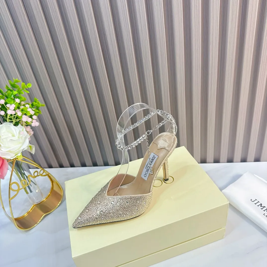 👟👟Ex-factory price 720👟👟 JIMMY CHOO (Jimmy CHOO) 💝💝💝 is a very comprehensive and noble fashion lifestyle brand. It has a series of women's high-heeled, medium-heeled, flat-heeled sandals with the same strap from major fashion bloggers and celebrities in Hong Kong and the United States.  The Australian pointed toe, round toe and square toe series are simply beautiful. Fall in love with elegance and playful sense of the future. Just by looking at them, you want to own them immediately, but you can really think about a pair of exquisite high heels~~~~~~~~~~~~~~~~~ 💝This series is specially designed for extraordinary and indifferent ladies, thus creating a unique overall effect, Jimmy Choo Design products that inspire women to move forward and show their charm💝💝💝 1⃣️Material: Imported silk hot diamond 2⃣️Inner: Imported Italian lambskin, super soft and delicate 3⃣️Outsole: Imported Italian original original color genuine leather outsole Heel height 10.cm (8.5/6.5cm can be made) 4⃣️Code number: 35-39 (34.40.41.42 customized)